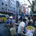 Chinatown mit Straßenhändlern und Verkehr, Bangkok (Thailand) [00224-K-24]