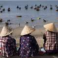 Frauen mit traditionellen Hüten warten auf die Fischerboote, Mui Ne [22953-K-60]