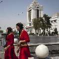 Frauen in turkmenischer Tracht vor Neubauten (Ashgabat/Turkmenistan) [33690-Z-07]